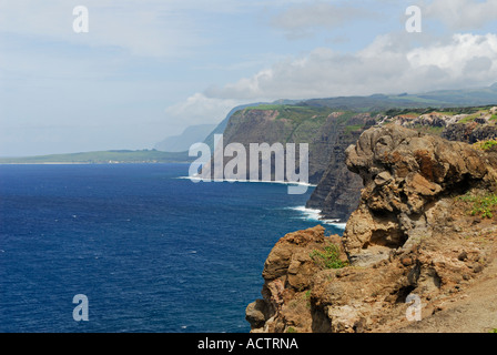 Côte nord de Molokai Hawaii plus hautes falaises du monde avec la péninsule de Kalaupapa léproserie à distance Banque D'Images