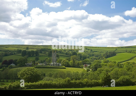 Vue vers l'église Saint Pancrace, Widdecombe dans la Lande, Dartmoor National Park, Devon, UK Banque D'Images