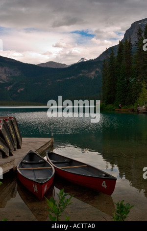 Canot sur le lac Emerald, le parc national Yoho, Colombie-Britannique Canada Banque D'Images