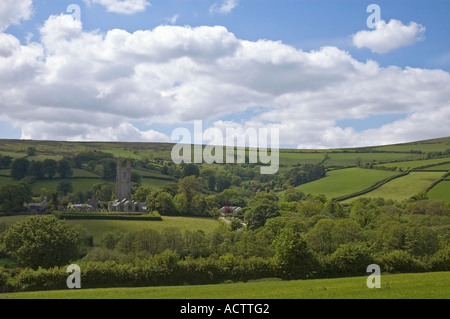 Vue vers l'église Saint Pancrace, Widdecombe dans la Lande, Dartmoor National Park, Devon, UK Banque D'Images