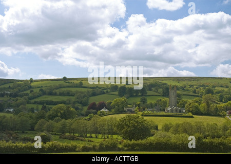 Vue vers l'église Saint Pancrace, Widdecombe dans la Lande, Dartmoor National Park, Devon, UK Banque D'Images