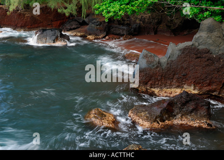 Plage de sable rouge pocket à Kauiki Hill dans Hana Maui Hawaii Banque D'Images