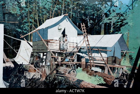 Photo MURALE DE DEUX HOMMES ASSIS DANS L'embrasure d'un côté lac SOULEVÉ AU-DESSUS DU SOL LOG CABIN AVEC TOIT EN TOILE Banque D'Images