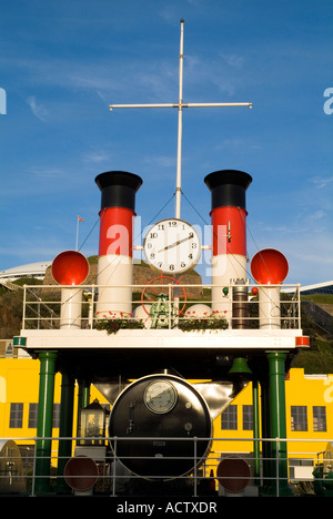 Dh St Helier Jersey entonnoirs horloge à vapeur et des navires pont maquette Banque D'Images