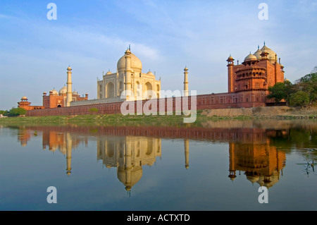 Un grand angle de vue de l'arrière du Taj Mahal et mosquée de grès rouge ou Masjid (à droite) reflète dans la rivière Yamuna. Banque D'Images