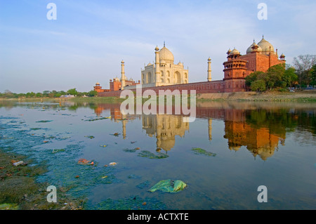 Un grand angle de vue de l'arrière du Taj Mahal et mosquée de grès rouge ou Masjid (à droite) reflète dans la rivière Yamuna. Banque D'Images