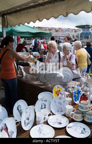 dh Sunday Art and Craft Market ST HELIER JERSEY touristes regardant la poterie stall senior citoyens en plein air albert Pier Mart Banque D'Images