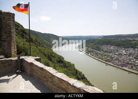 Vue sur le Rhin et Bad Salzig vu de la balustrade du château de Liebenstein. Middle-Rhine Valley, Allemagne. Banque D'Images