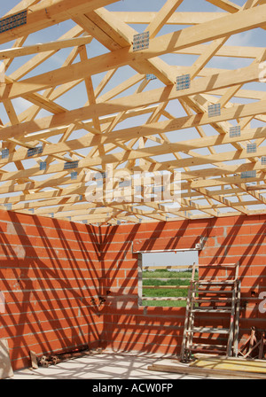 Un cadre en bois de construction charpente sur une petite maison Banque D'Images