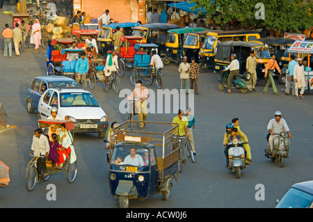 Une vue typique d'une scène de rue du trafic routier occupé à Jaipur. Banque D'Images