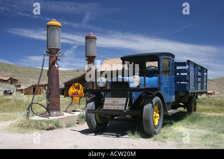 Camion Dodge bleu sur la rue Main, Bodie Ghost Town, California, USA Banque D'Images