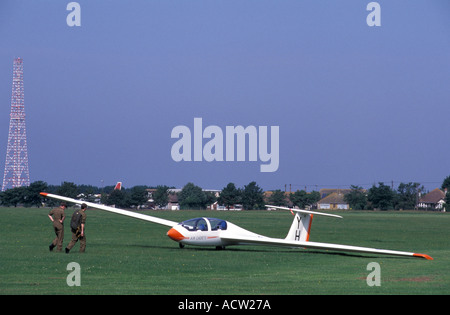 La préparation de deltaplane pour décoller à l'aéroport Manston Kent Manston Angleterre Banque D'Images