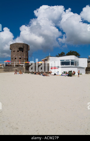 dh St Aubins Bay ST AUBINS BAY JERSEY Beach Gun site café de la Seconde Guerre mondiale batterie et tour Martello vacances canal îles nouveauté cafés île Banque D'Images