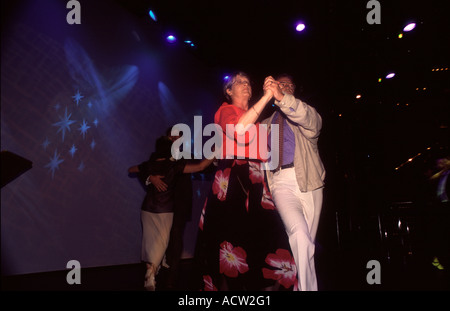 Les couples danser dans un club Italie Banque D'Images