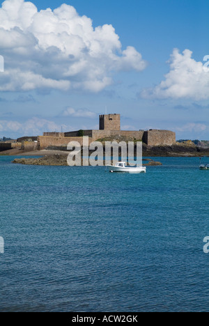 Dh St Aubins Château St Brelade JERSEY bateau ancré dans la baie de St Aubins Château Banque D'Images