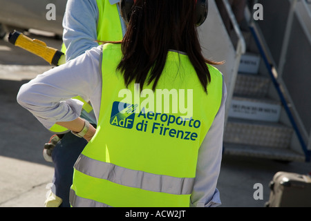 Aeroporto di Firenza, Aéroport de Florence lumineux haute visibilité veste portée par travailleur de l'aéroport à la réception des aéronefs de l'Italie, Europe EU Banque D'Images