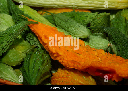 Pile de fruit tropical Momordica charantia connu sous le nom de melon amer courge amère courge amère ou poire-baume Banque D'Images