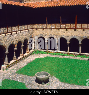 Cloître de l'abbaye bénédictine de Lavaudieu, fondée par Robert de Turlande, haute Loire. Auvergne Rhône Alpes. France Banque D'Images