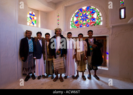 Les touristes visitant yéménite Dar Hal Hajjar le Rock Palace Wadi Dhar Yémen Banque D'Images