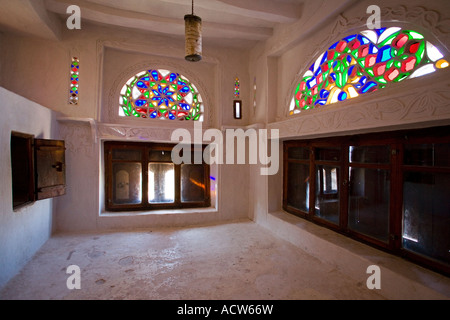 Vitraux fenêtres colorées à l'intérieur Dar Hal Hajjar le Rock Palace Wadi Dhar Yémen Banque D'Images