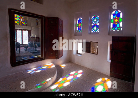Vitraux fenêtres colorées à l'intérieur Dar Hal Hajjar le Rock Palace Wadi Dhar Yémen Banque D'Images