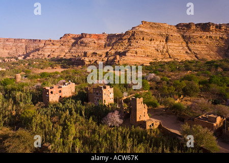 Le paysage entourant le Dar Hal Hajjar Rock Palace Wadi Dhar Yémen Banque D'Images