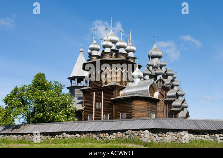 Église de la Transfiguration et l'église de l'Intercession de la Vierge, l'île de Kizhi , le lac Onega , Karelia , la Russie. Banque D'Images