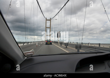 La vue depuis l'INTÉRIEUR D'UNE VOITURE EN CONDUISANT À TRAVERS LE PONT SUSPENDU HUMBER ENTRE HESSLE ET BARTON UPON HUMBER Banque D'Images