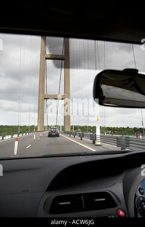 La vue depuis l'INTÉRIEUR D'UNE VOITURE EN CONDUISANT À TRAVERS LE PONT SUSPENDU HUMBER ENTRE HESSLE ET BARTON UPON HUMBER Banque D'Images