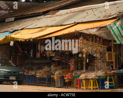 Guirlandes, accrochant des perles, de l'artisanat des coquillages, fleurs, plantes, confiseries, fruits secs en façade ouverte, store Ban Phe Rayong, Thaïlande, du marché Banque D'Images