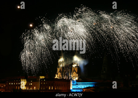 D'artifice et des projections sur la façade de la cathédrale de Santiago de Compostela, Espagne, à la veille de la fête de Santiago Banque D'Images