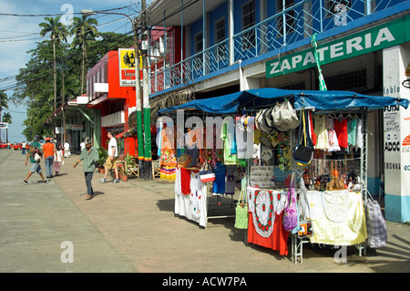 Venfor les charrettes et les biens destinés à la vente dans les rues de Puerto Limón, Costa Rica Banque D'Images