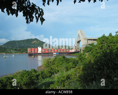 Porte-conteneurs passant sous Puente de las Americas, Pont des Amériques, Thatcher Ferry Bridge, Panama Banque D'Images