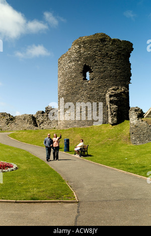 Un couple heureux dans la marche des ruines de château d'Aberystwyth, construite au xiie siècle par Edward 1er ; après-midi ensoleillé Banque D'Images