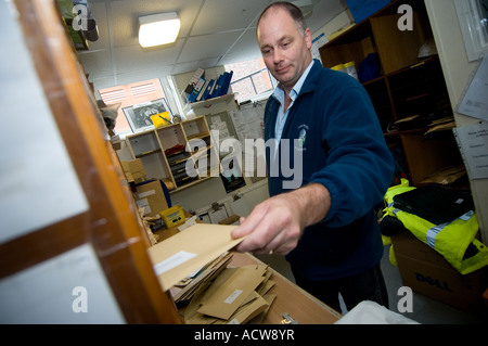 Le tri du courrier interne à l'hôpital à Bronglais Ceredigion National Health Trust Wales Aberystwyth Banque D'Images