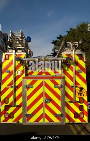 Vue arrière du camion de pompiers - Alerte rouge et jaune modèle chevron Banque D'Images