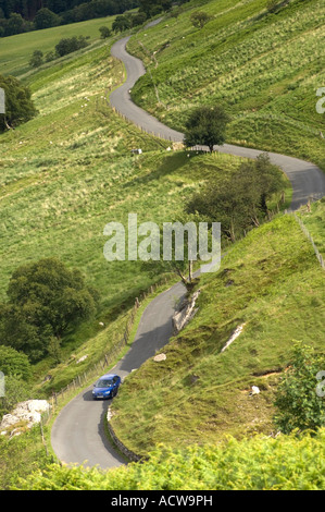 Routes rurales à distance avec isolement seule voiture bleue Elan Valley près de Rhayader Powys Pays de Galles, l'absence de congestion de trafic ruelle tranquille Banque D'Images