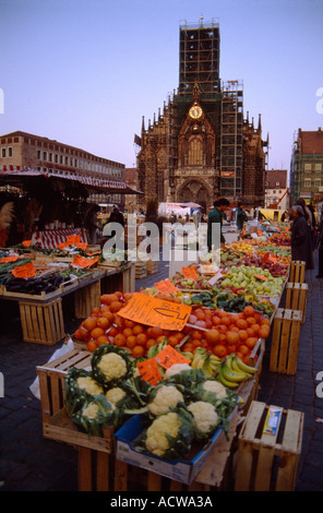 Dans Hauptmarkt Alstadt à Nuremberg en Bavière en Allemagne en Europe. Les produits alimentaires du marché de travail Vie Vie végétale Business Travel Banque D'Images