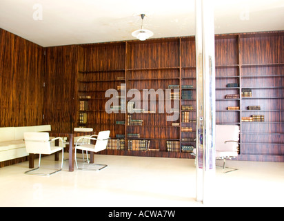 La maison Tugendhat à Brno République tchèque Mies van der Rohe architecte bibliothèque avec étagères et murs de l'acajou Banque D'Images