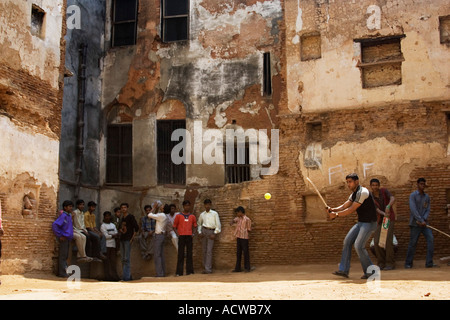 Jouer au cricket sur la rue Varanasi Bénarès Inde Banque D'Images