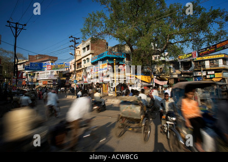 Le trafic d'un coin de rue Varanasi Bénarès Inde Banque D'Images