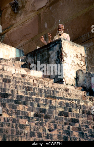 Saint homme à l'escalier par le Gange Varanasi Bénarès Inde Banque D'Images