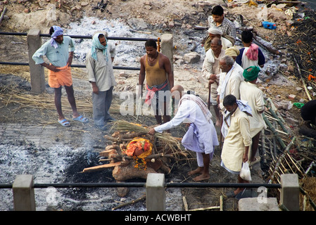 La combustion ghats où les corps sont incinérés et un enterrement prix est fixé en fonction du poids de l'Varanasi Bénarès Inde Banque D'Images