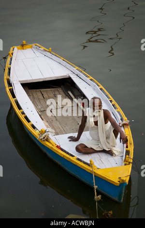 Propriétaire de bateaux et vous détendre à Bénarès Varanasi Inde Banque D'Images