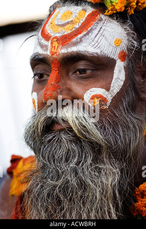 Saint homme peint Varanasi Bénarès Inde Banque D'Images