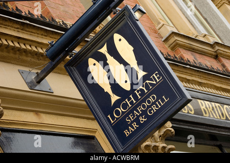 Gros plan du Loch Fyne, panneau du bar à fruits de mer et du restaurant grill Royaume-Uni Grande-Bretagne Banque D'Images