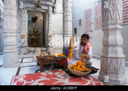 Prêtre hindou dans un temple privé de la famille Varanasi Bénarès Inde Banque D'Images