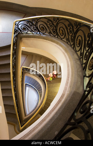 Escalier spectaculaire et deux filles en ordre décroissant Banque D'Images