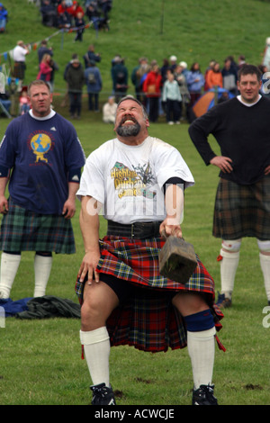 Concurrent, lancer du poids de la concurrence, les Jeux des Highlands de Blair Atholl, Blair Atholl, Perthshire, Écosse Banque D'Images