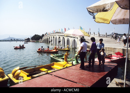 Location de bateaux de plaisance au Palais d'Été de Beijing,Lac.Peking en Chine. Banque D'Images